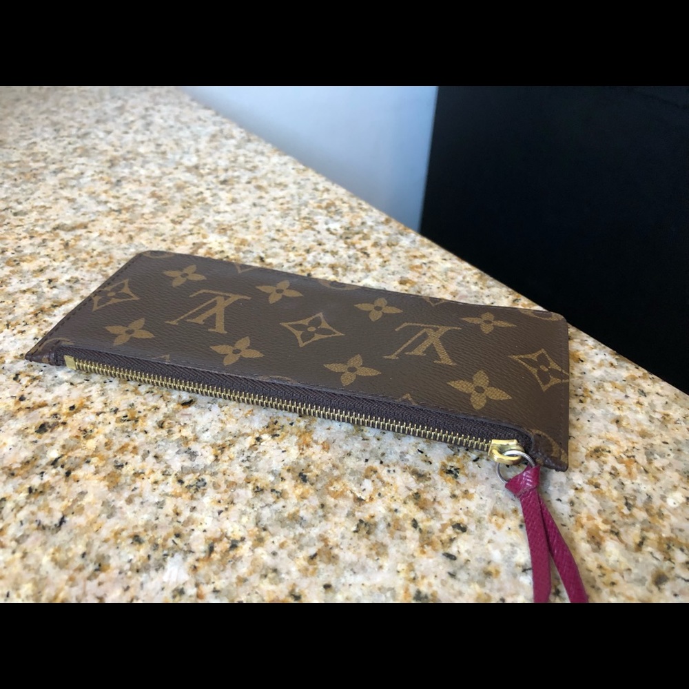 removable zip pocket. Louis Vuttion!!!